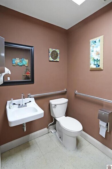 More Photos Of 145 Vine St, Benton Medical For Sale