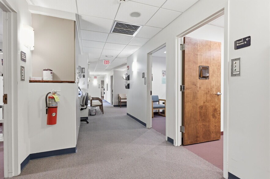 More Photos Of 1568 Woodbourne Rd, Levittown Office For Lease