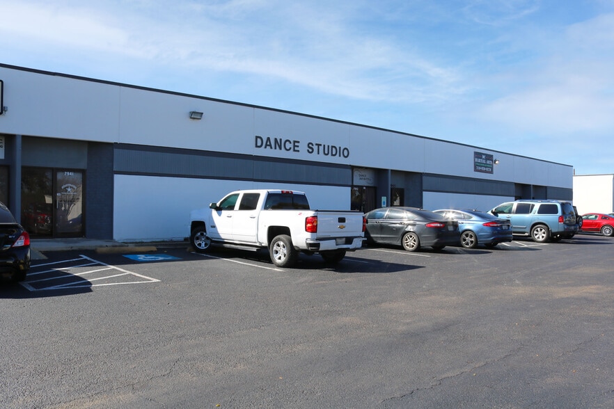 Primary Photo Of 7939-7951 Mainland Dr, San Antonio Warehouse For Lease