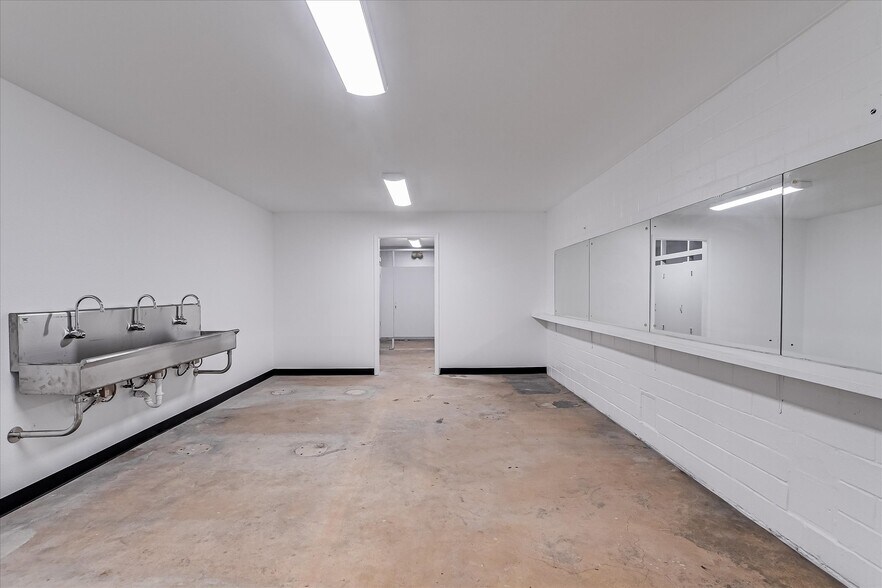 More Photos Of 1734 Centennial Blvd, San Antonio Warehouse For Lease