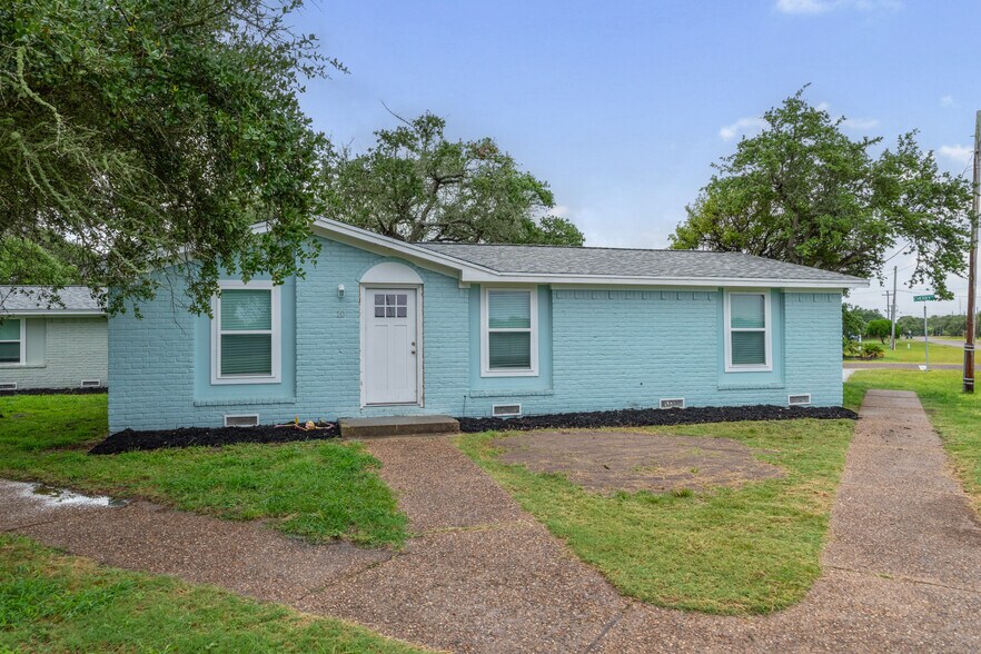 More Photos Of 1300 N Live Oak St, Rockport Multifamily For Sale