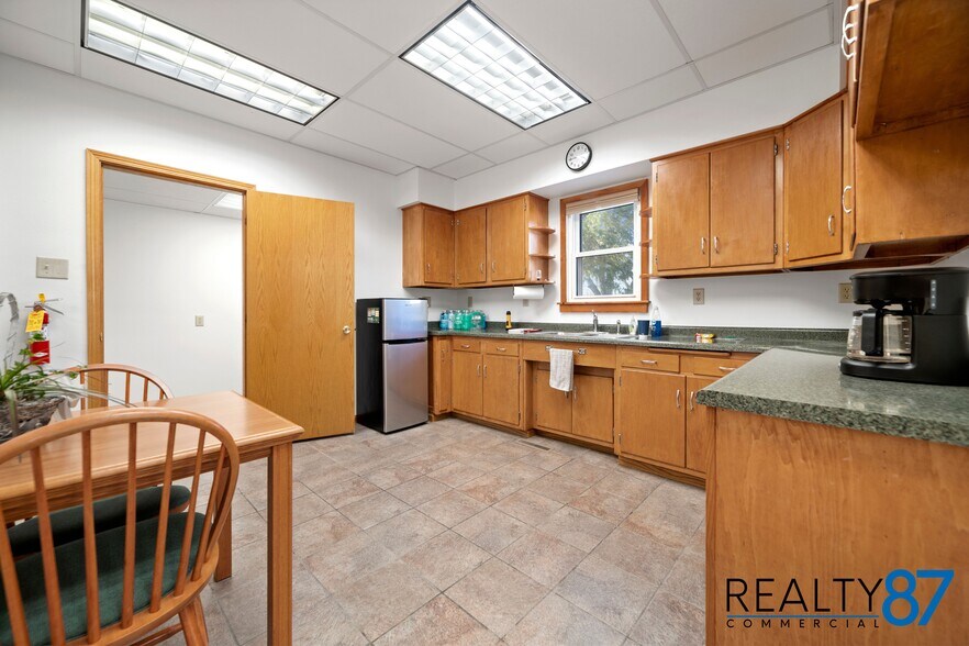 More Photos Of 448 7th Ave, Marion Office For Sale