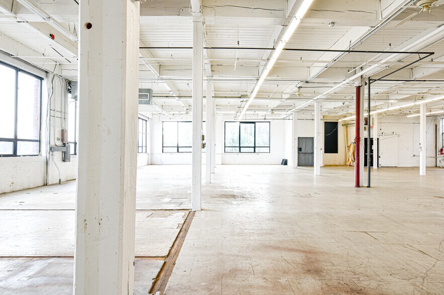 More Photos Of 2 Aspen Pl, Passaic Showroom For Lease