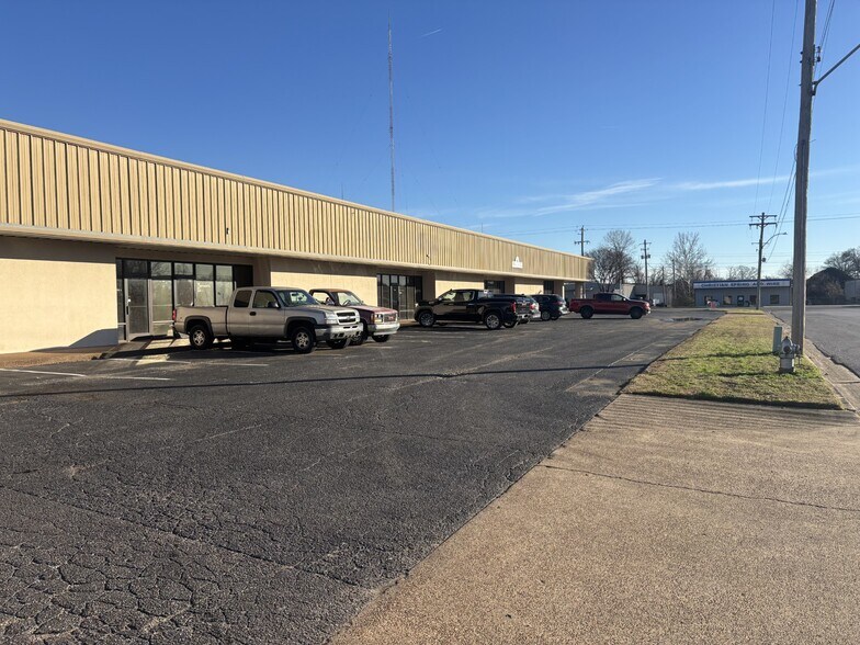 More Photos Of 5210 Pleasant View Rd, Memphis Showroom For Lease