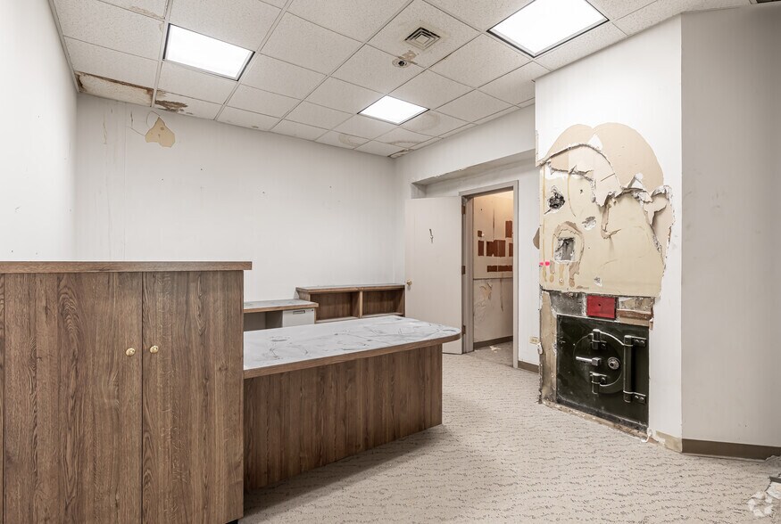 More Photos Of 1391 Main St, Springfield Office For Lease