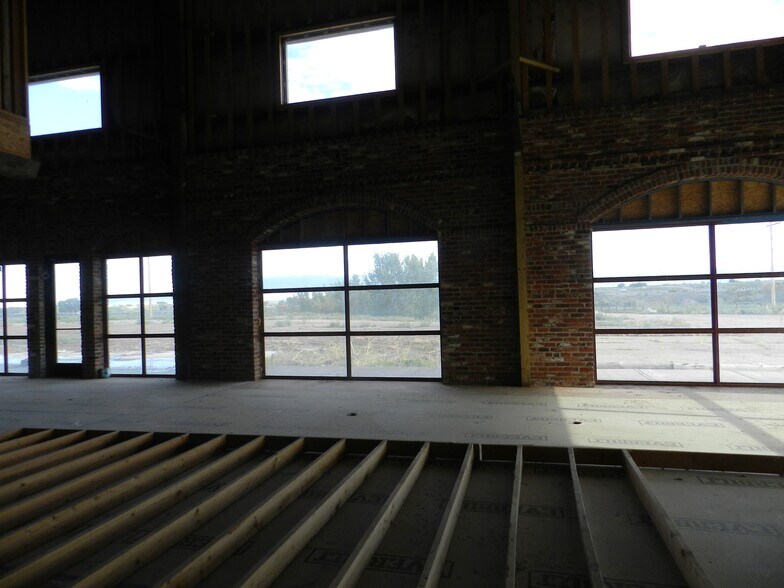 More Photos Of 2520 N River Rd, Olathe Warehouse For Sale