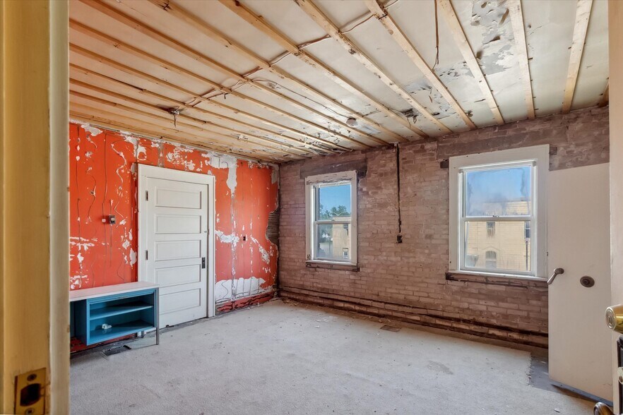 More Photos Of 225 E Superior St, Alma Office For Sale