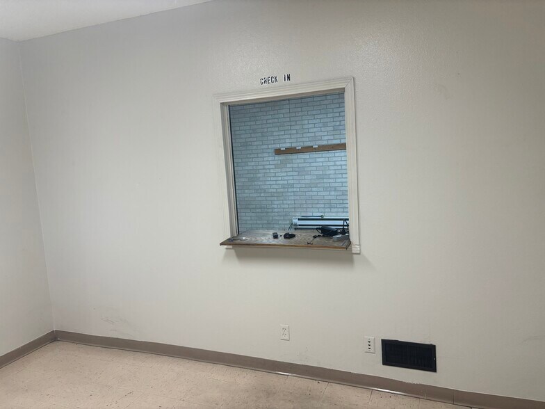 More Photos Of 150 Fox Sauk Rd, Ottumwa Warehouse For Lease