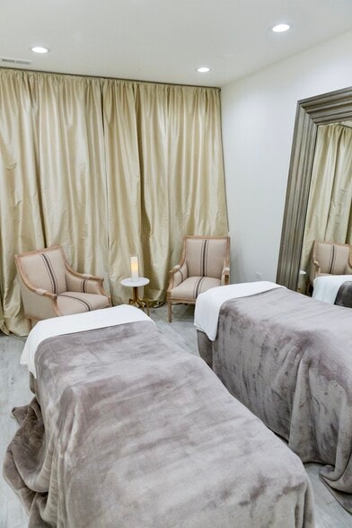 More Photos Of 22 E Elm St, Chicago Storefront Retail Office For Sale