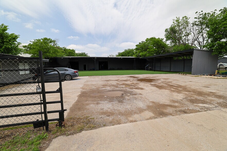 More Photos Of 415 Topeka Ave, Justin Industrial For Sale