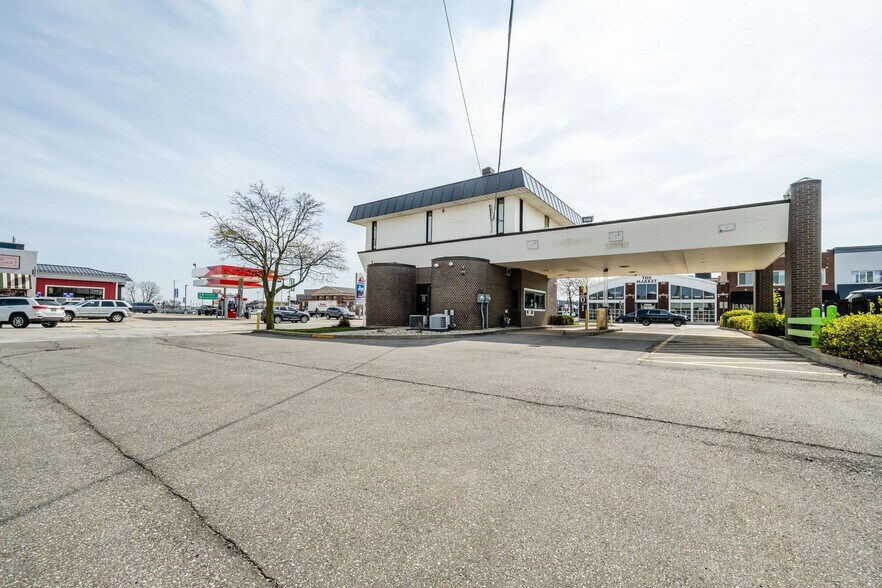 More Photos Of 300 Main St, Saint Joseph Bank For Sale