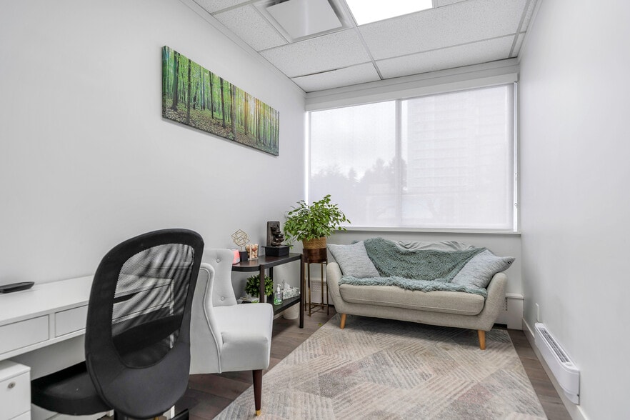 More Photos Of 10318-10324 Whalley Blvd, Surrey Storefront Retail Office For Lease