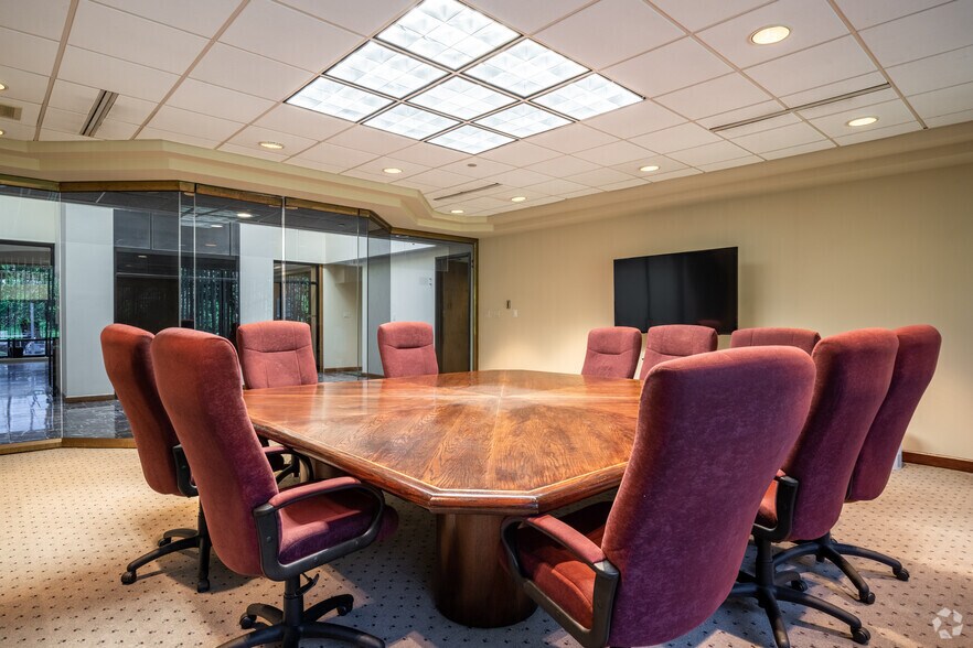 More Photos Of 500 Craig Rd, Manalapan Township Office For Lease