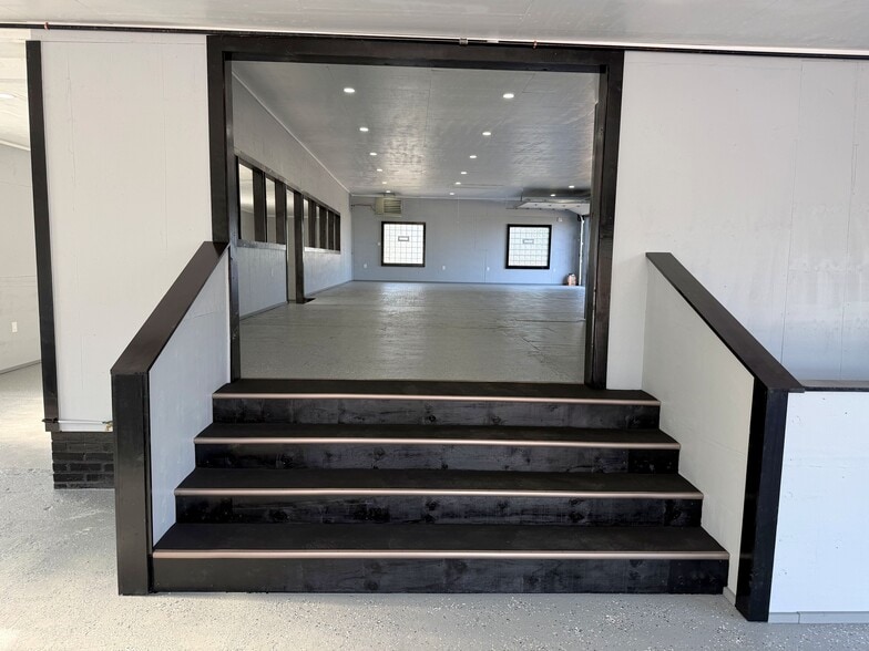 More Photos Of 3926 Church St, Willoughby Warehouse For Lease