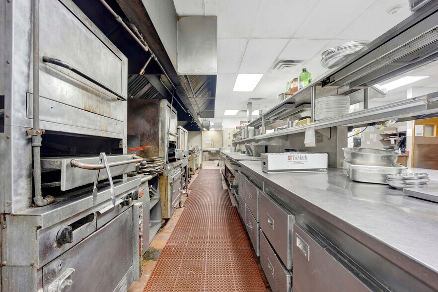 More Photos Of 890 E US Highway 45, Mundelein Freestanding For Sale