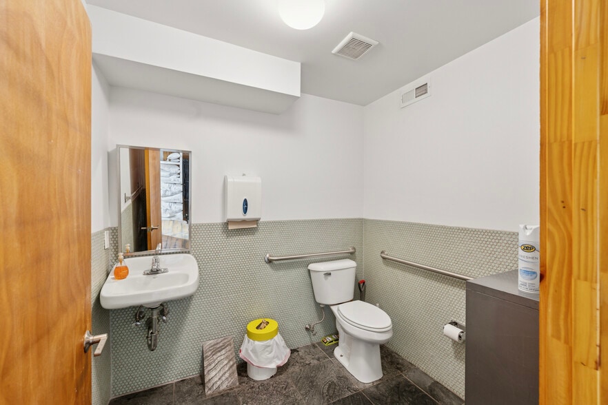 More Photos Of 1412 S Broad St, Philadelphia Storefront For Sale