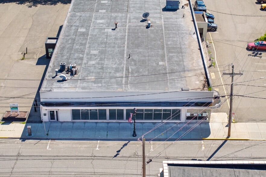 More Photos Of 749 Warren St, Hudson Flex For Sale