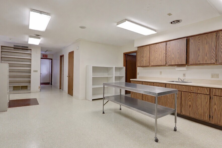 More Photos Of 762 Pre Emption Rd, Geneva Veterinarian Kennel For Sale