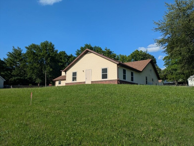 More Photos Of 3110 S Lakeside Ave, Springfield Dormitory For Sale