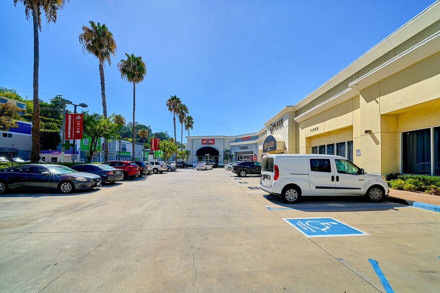 More Photos Of 11555-11561 Ventura Blvd, Studio City Storefront For Lease