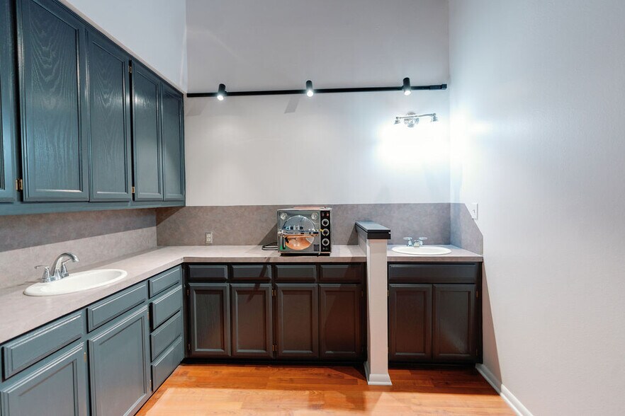 More Photos Of 2215 Midwestern Pky, Wichita Falls Medical For Lease