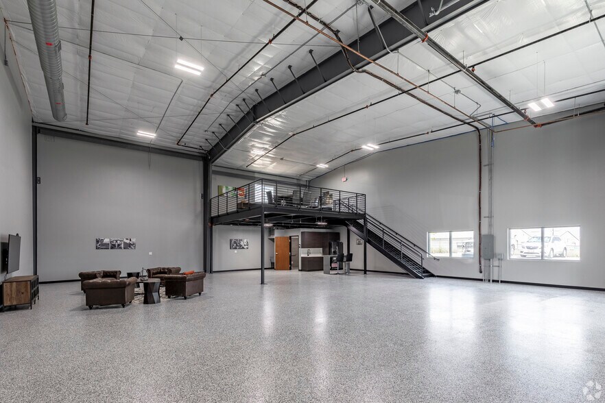 More Photos Of 7637 Fm 3009, Schertz Light Distribution For Sale