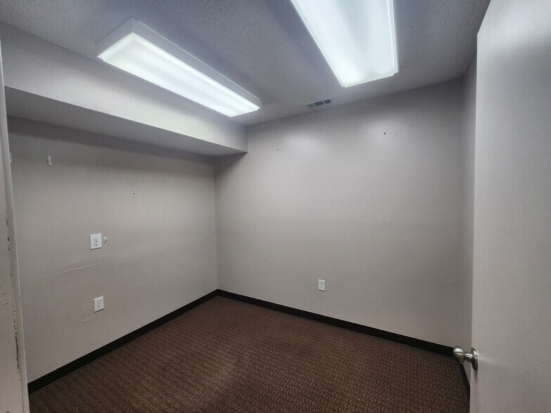 More Photos Of 707 Widewater Dr, Lafayette Warehouse For Lease