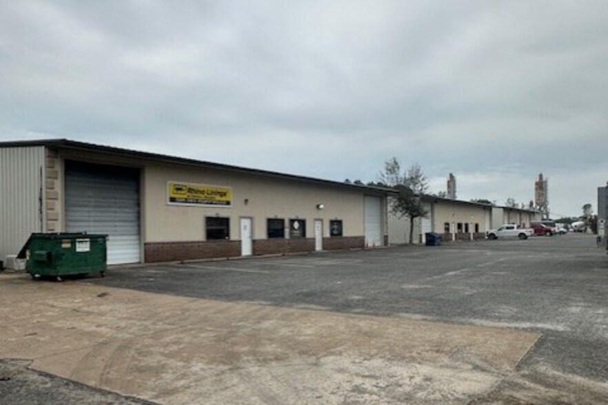More Photos Of 10 Collins Industrial Pl, Maumelle Warehouse For Lease