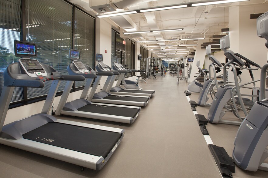 More Photos Of 2111 Wilson Blvd, Arlington Unknown For Lease