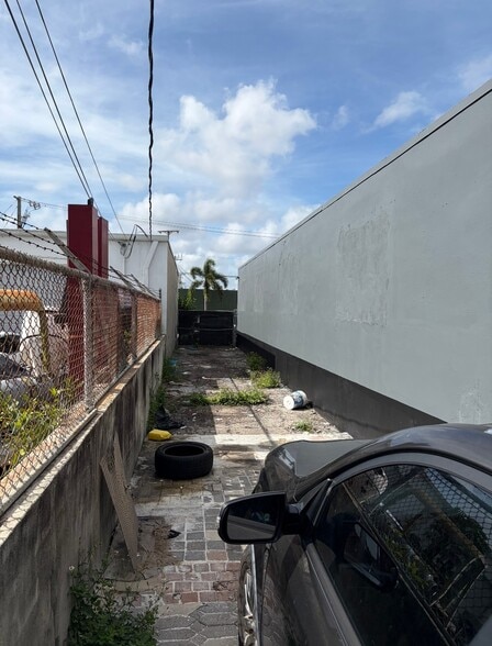 More Photos Of 559 NE 42nd St, Oakland Park Warehouse For Lease