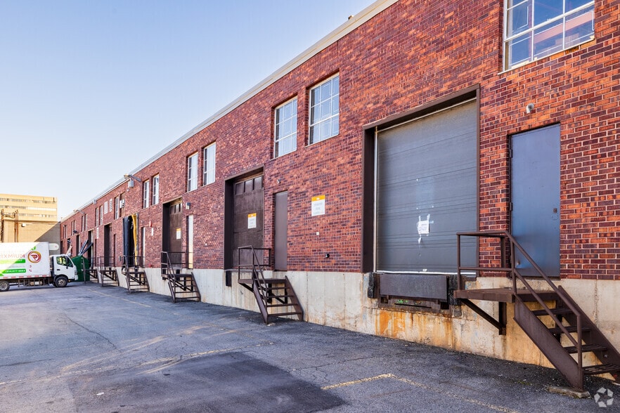 More Photos Of 373-451 Boul Lebeau, Montréal Industrial For Sale