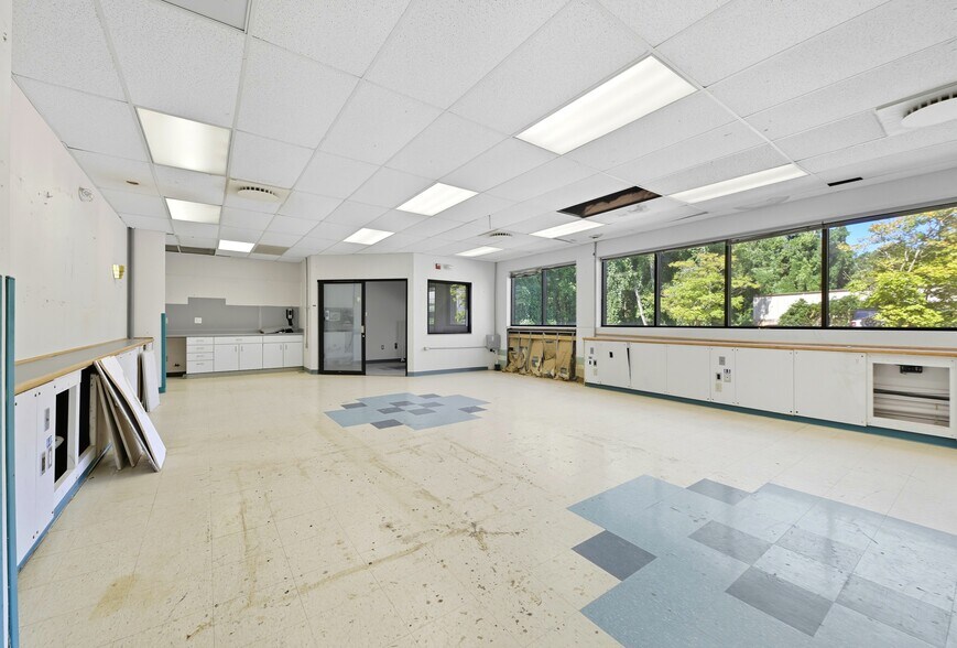 More Photos Of 508-514 Canterbury Rd, Kings Mountain Flex For Sale