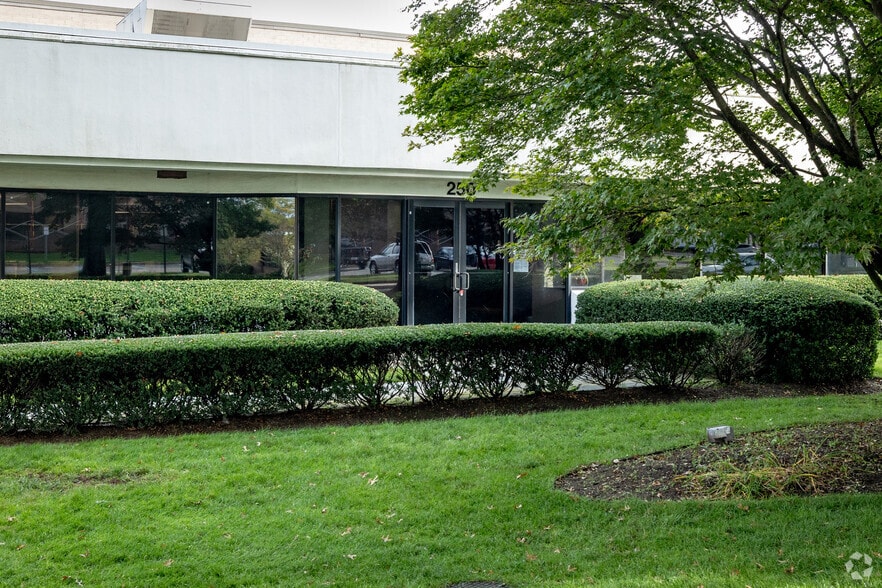 More Photos Of 250 Rabro Dr E, Hauppauge Warehouse For Lease