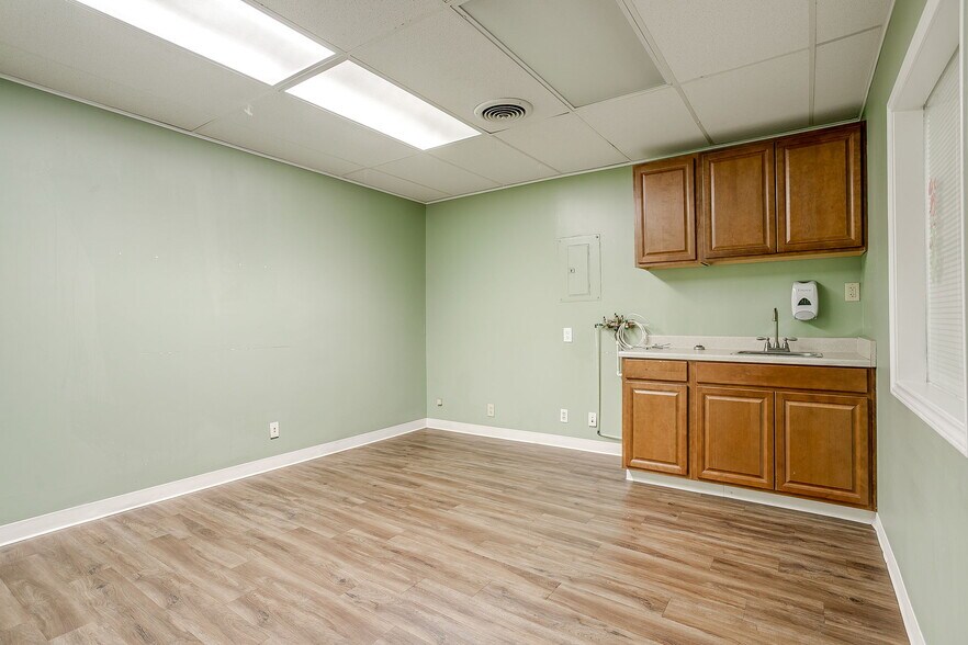 More Photos Of 1340 S main St, Grapevine Office For Lease