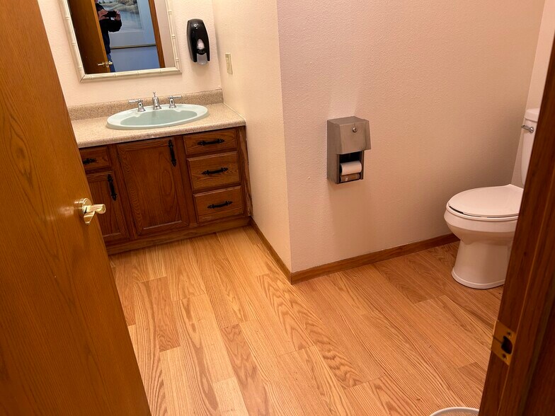 More Photos Of 335 Wycoff Dr, North Sioux City Medical For Sale