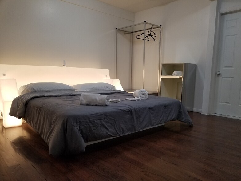 More Photos Of 910 E Sahara Ave, Las Vegas Loft Creative Space For Lease