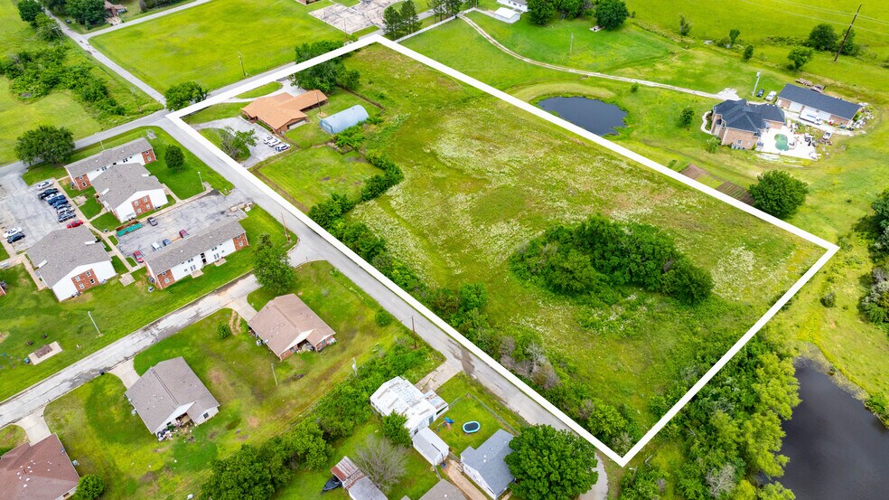 More Photos Of 1404 S B St, Henryetta Veterinarian Kennel For Sale