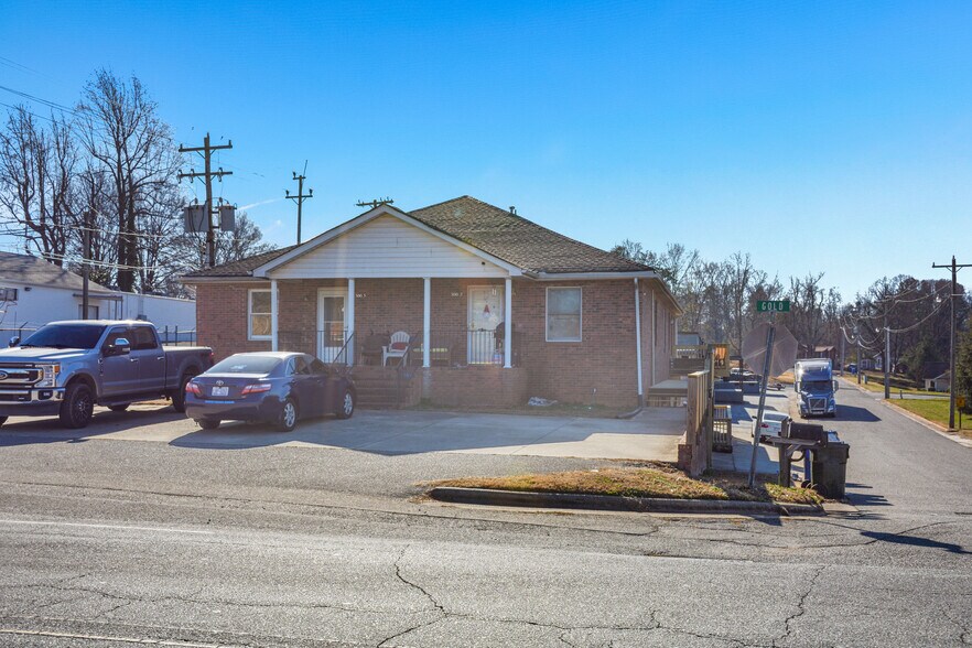 More Photos Of 300 E Gold St, Kings Mountain Office For Lease