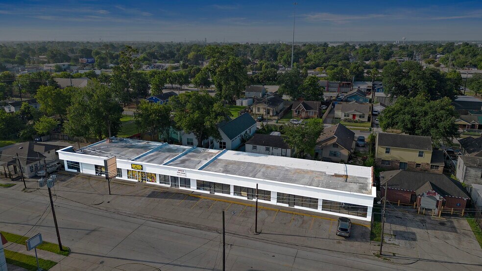 More Photos Of 6930 Lyons Ave, Houston Storefront Retail Office For Sale