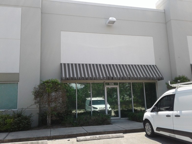 More Photos Of 581 NW Mercantile Pl, Port Saint Lucie Light Distribution For Sale