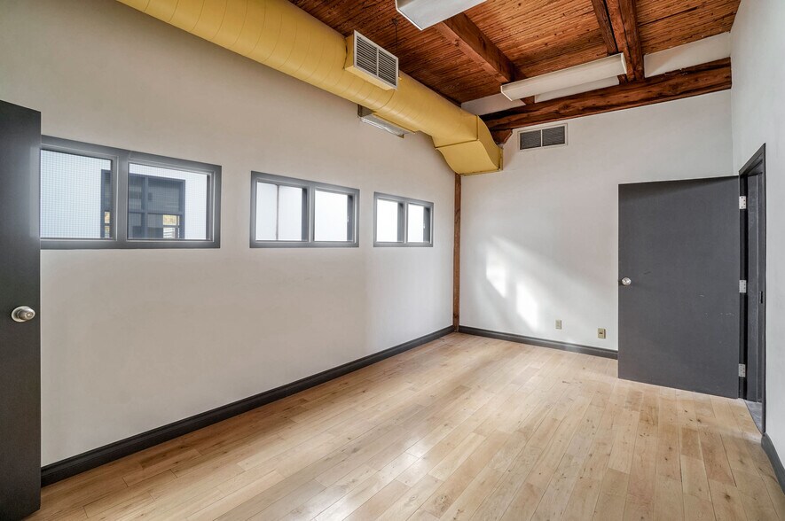 More Photos Of 1453-1455 Rue Saint-Timothée, Montréal Office For Sale