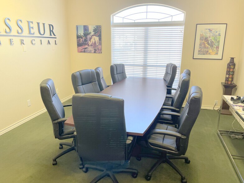 More Photos Of 2931 Oak Park Cir, Fort Worth Office For Lease