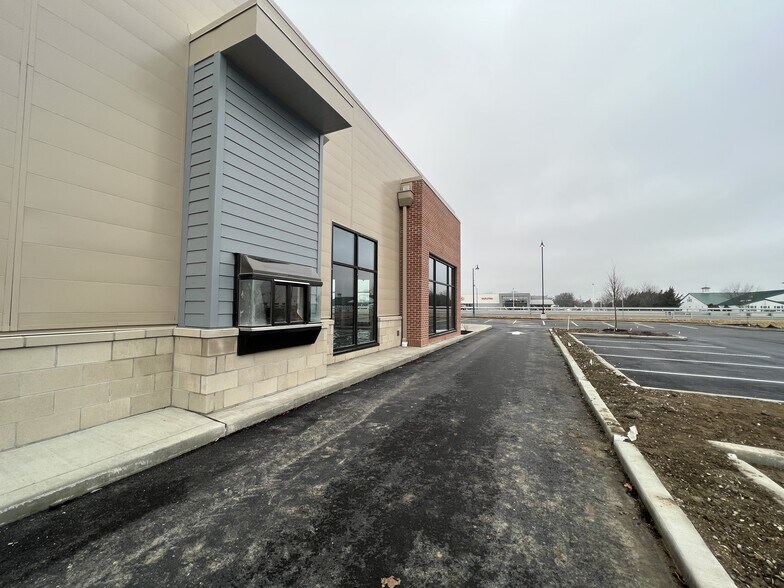 More Photos Of 13588 Bent Grass Ln, Fishers Storefront For Sale