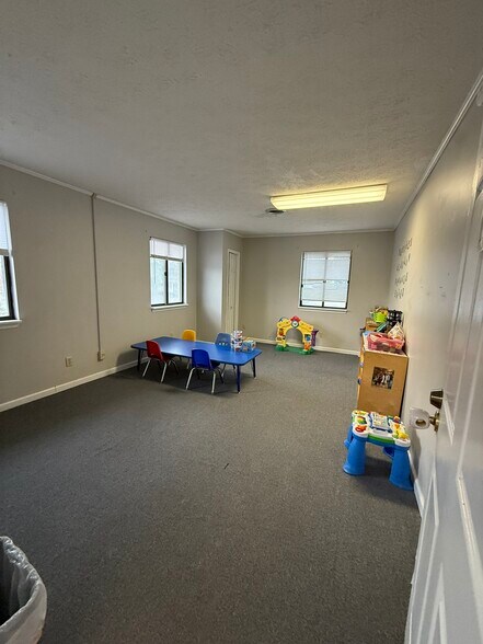 More Photos Of 114 S Maple St, Winchester Office For Lease