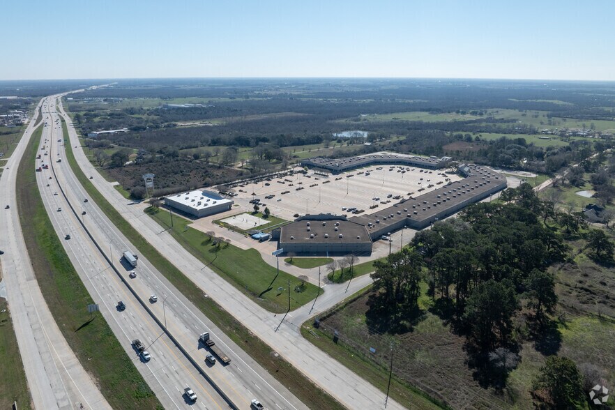 More Photos Of 3701 Outlet Center Dr, Sealy Unknown For Lease