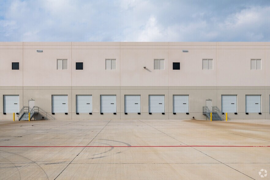 More Photos Of 3233 Buda Ln, Fort Worth Distribution For Lease