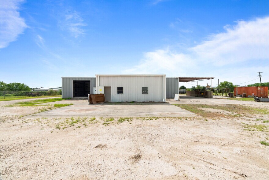 More Photos Of 2404 N US Highway 281, Alice Flex For Lease