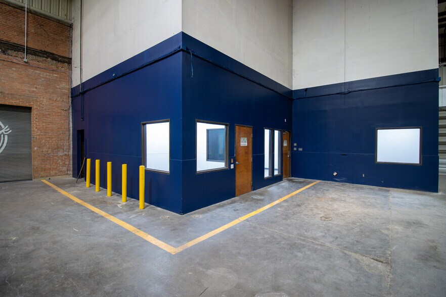 More Photos Of 9233 Denton Dr, Dallas Warehouse For Lease