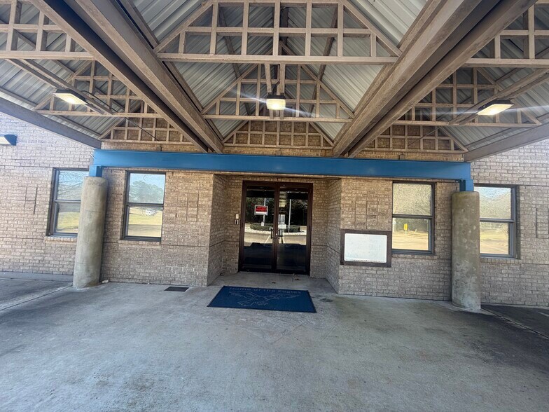 More Photos Of 1301 E Houston Ave, Crockett Religious Facility For Sale