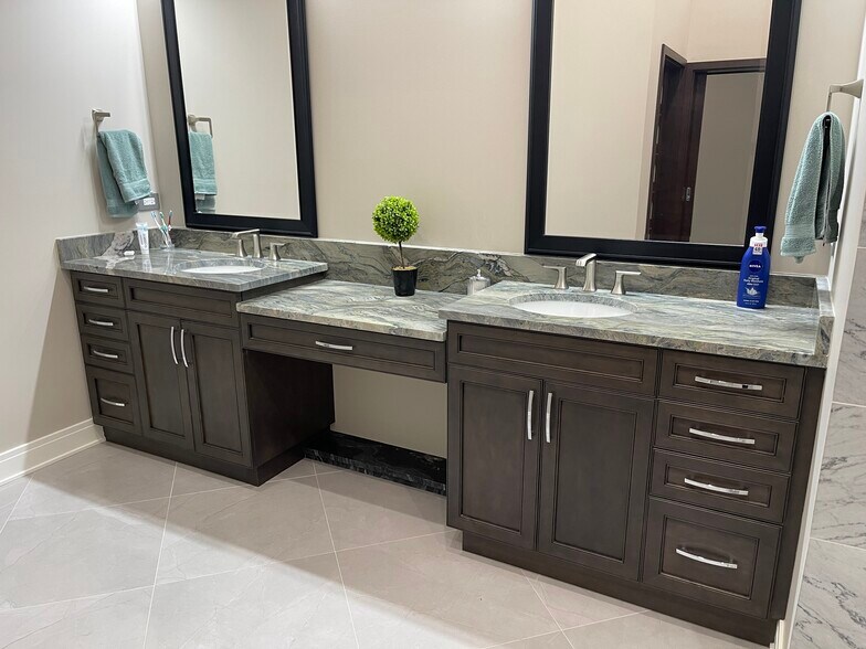 More Photos Of 2220 Ferry Rd, Naperville Showroom For Sale